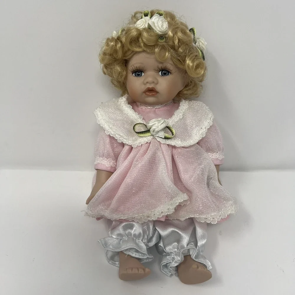 Avon Fairy Tale Collection Rapunzel Porcelain Doll 1986 Blonde Hair Collectible